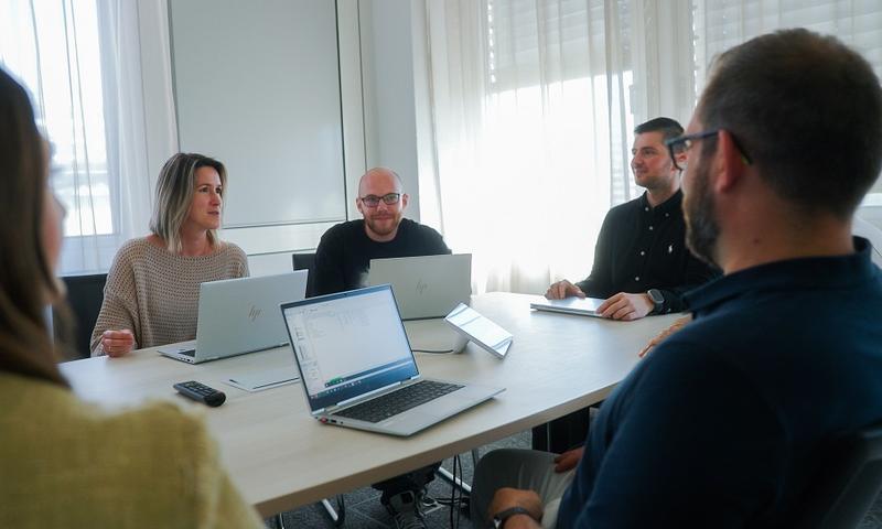 IT specialist searches and FINDS a job